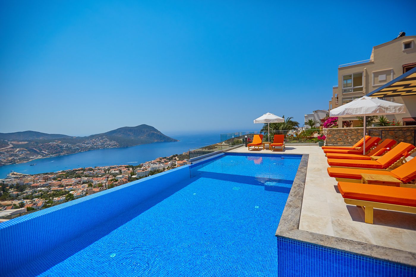 Infinity pool and sun loungers in Villa Unlimited 1, villa holidays in Kalkan, Turkey