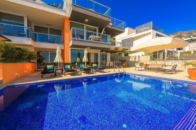 Outdoor pool of Palmy Apartment, holiday in Turkey