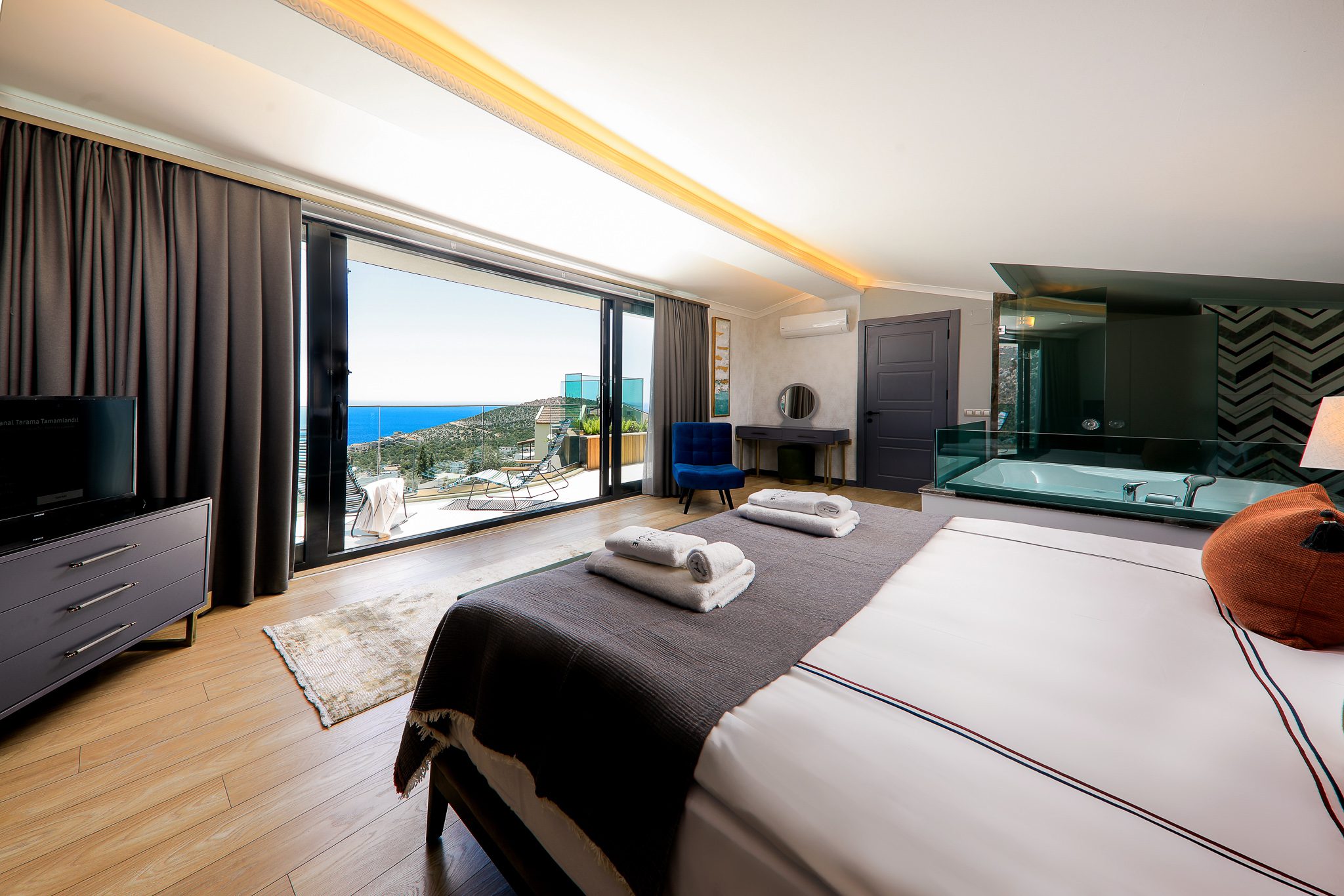 Double bedroom and bathroom in Villa Sandie, villas to rent in Kalkan, Turkey