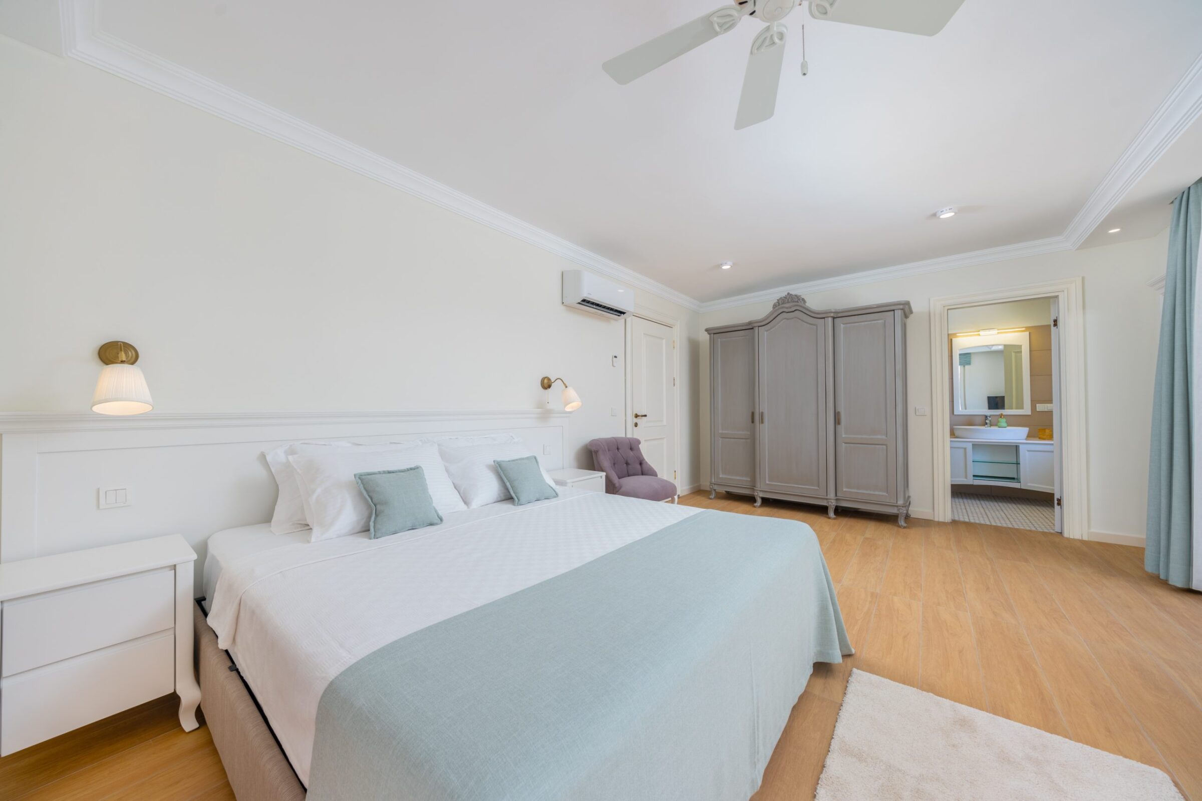 Double bedroom and bathroom in Villa Grande, villas to rent in Kalkan, Turkey