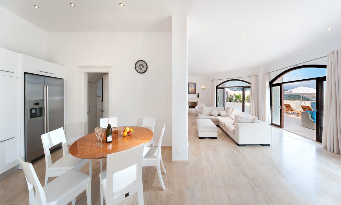 Dining area and lounge in Korsan Kuzey Guney, villa to rent in Turkey