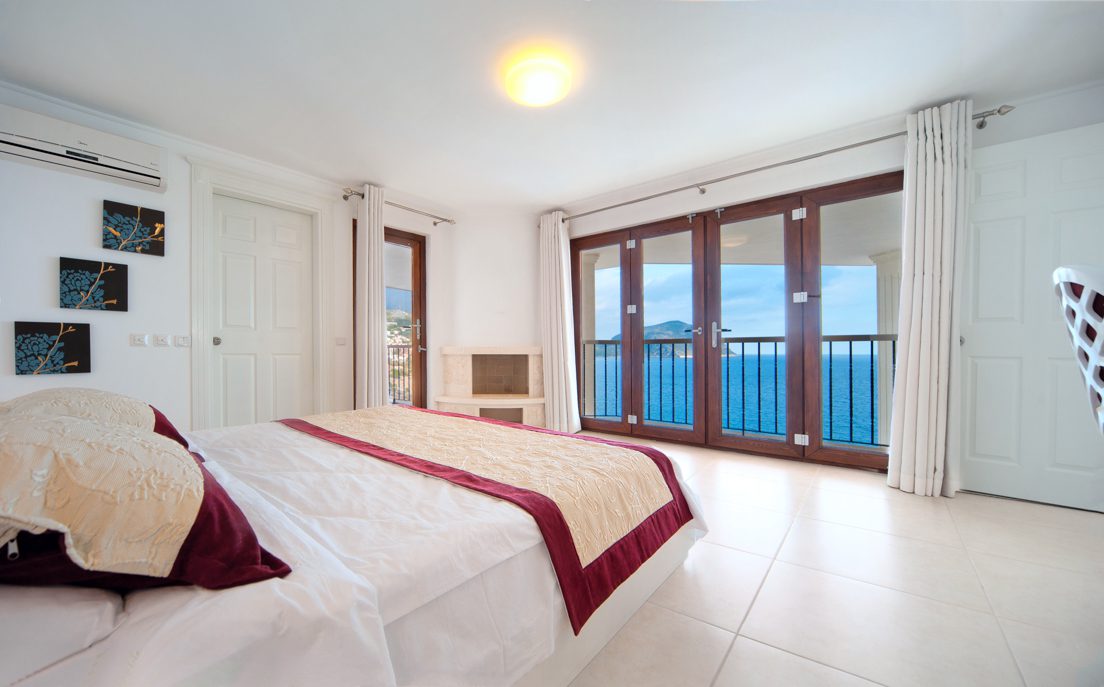 Double bedroom and balcony in Korsan Kuzey Guney, villa to rent in Turkey