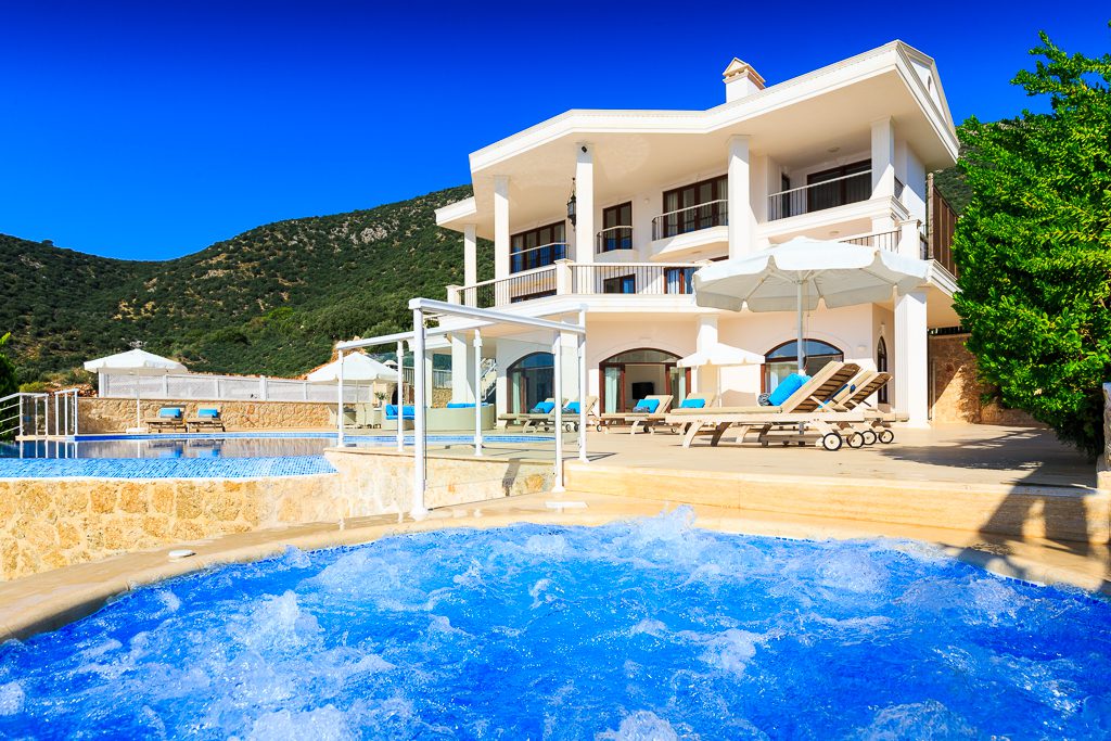 Outdoor hot tub in Korsan Kuzey Guney, villa to rent in Turkey