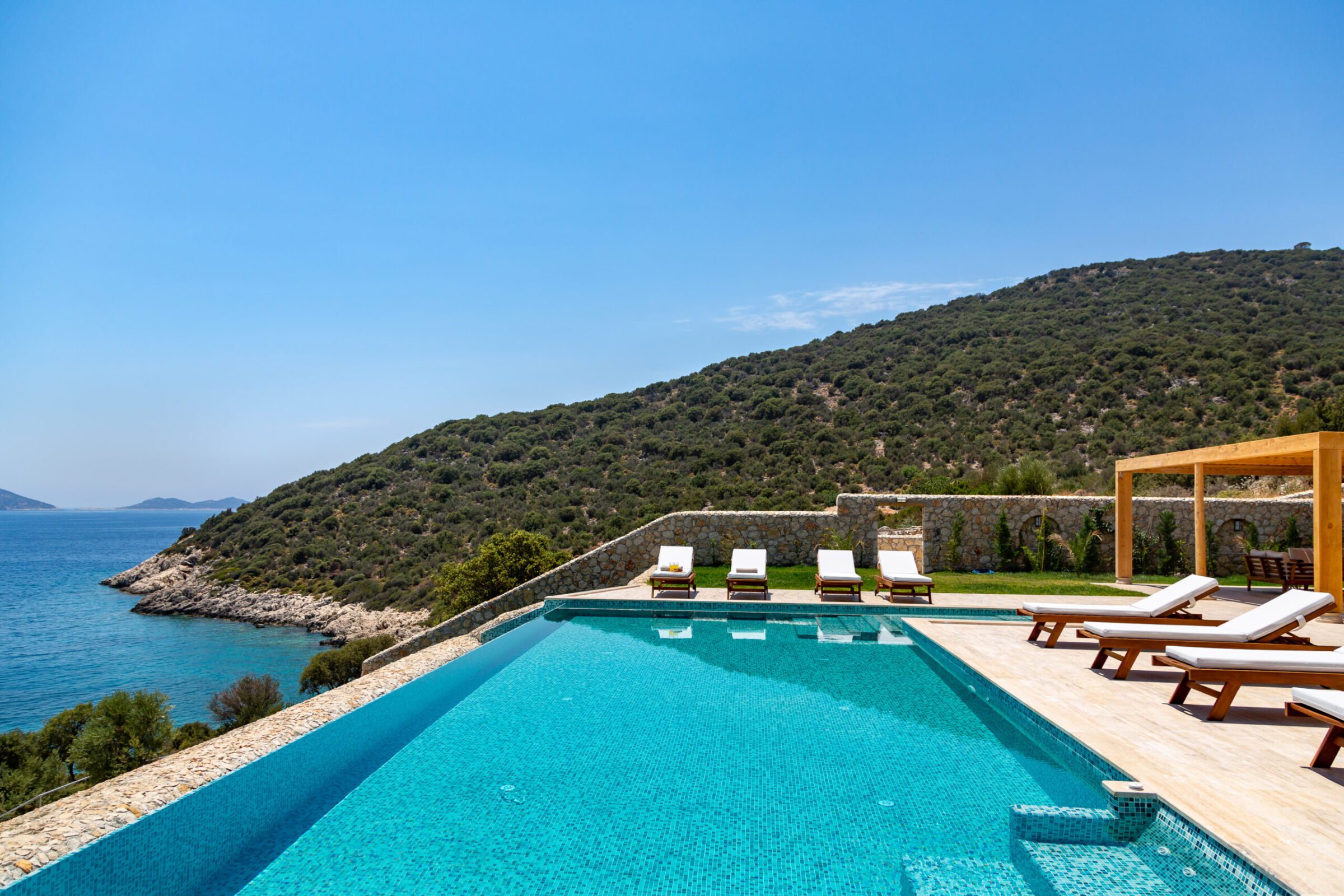 Infinity pool and sun loungers in Villa Water Edge 1, villas to rent in Kalkan, Turkey