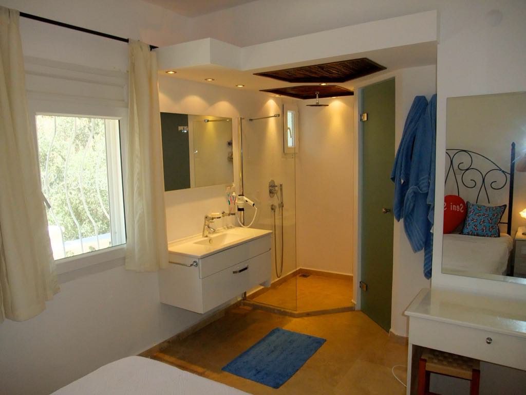 Double bedroom with bathroom in Villa Amelia, villas to rent in Kalkan, Turkey