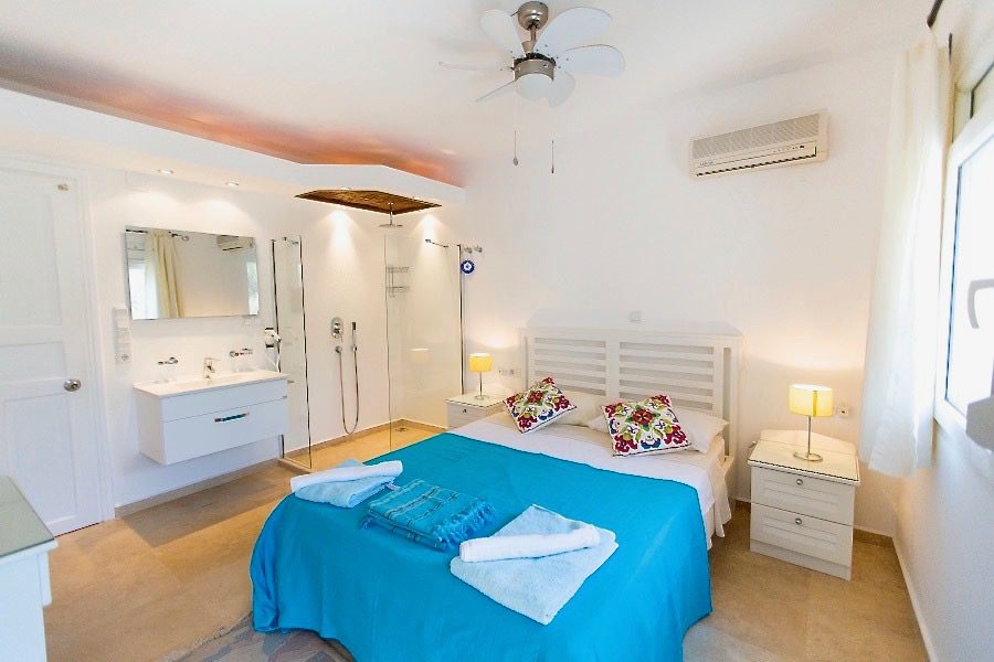 Double bedroom with bathroom in Villa Amelia, villas to rent in Kalkan, Turkey