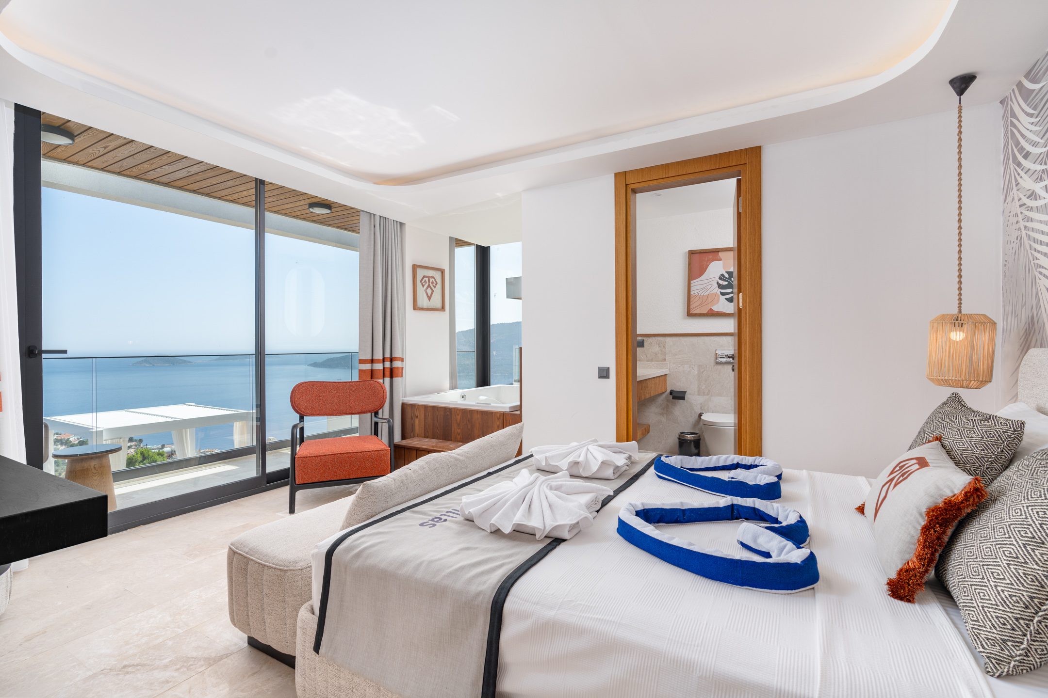 Double bedroom with bathroom in Villa Anatolia 3, villas to rent in Kalkan, Turkey